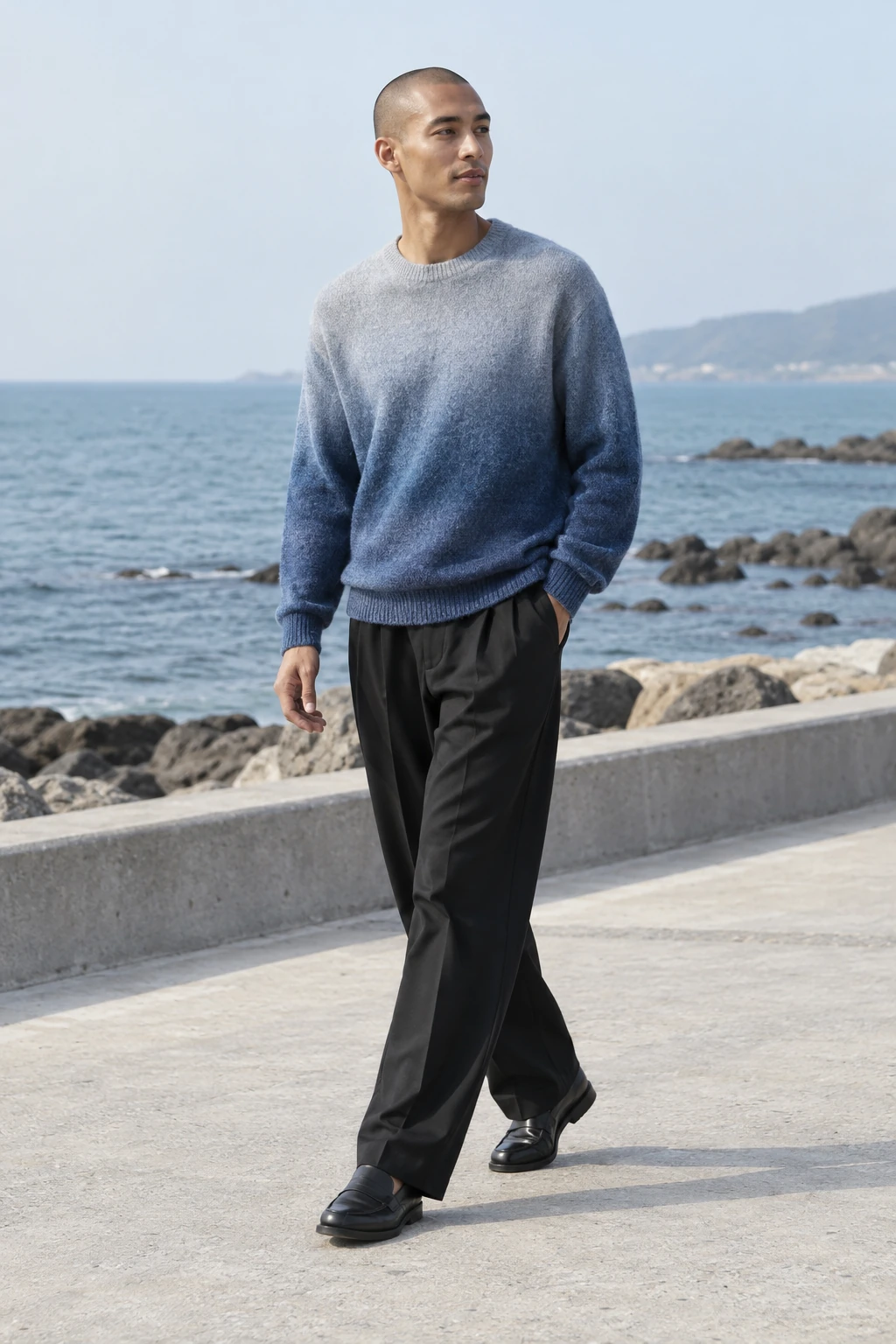 블루 그라데이션 니트와 검은 팬츠