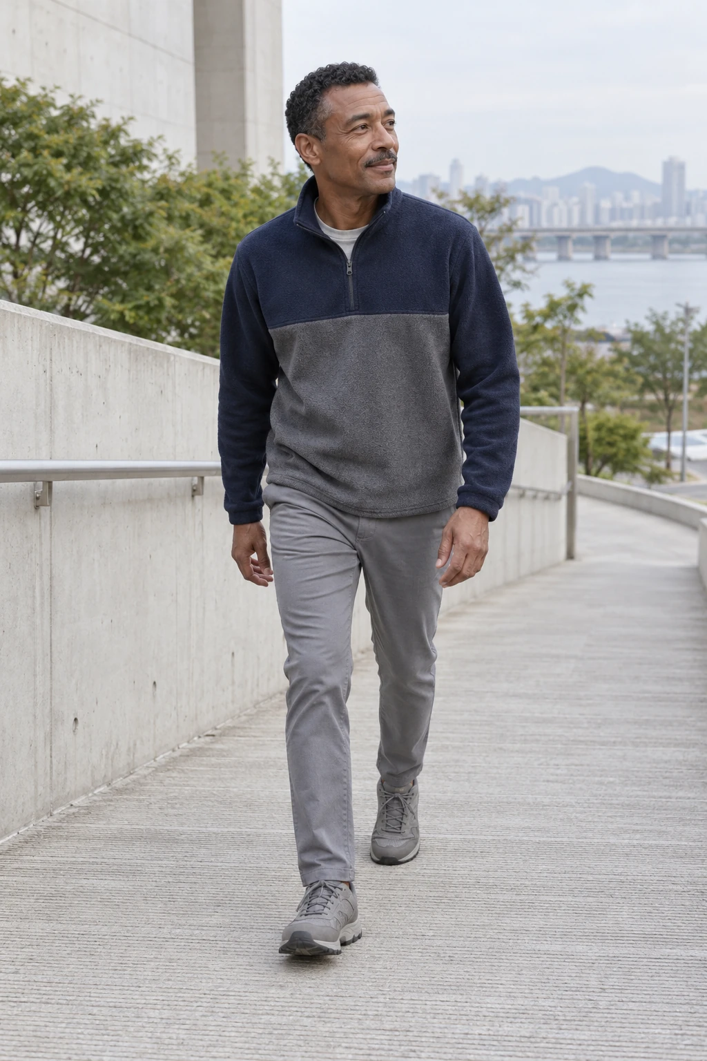 네이비 플리스와 회색 팬츠