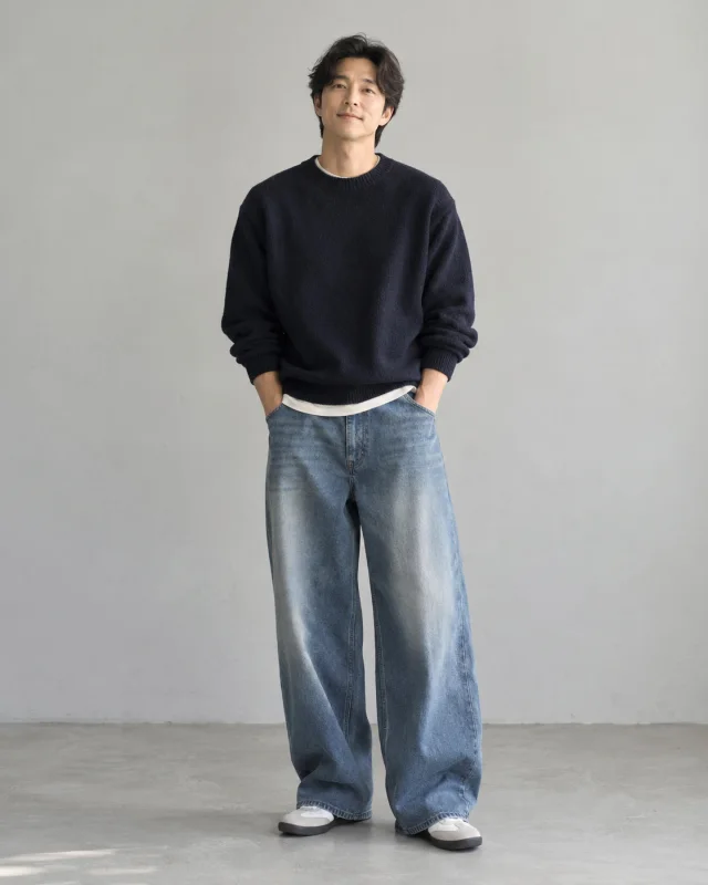 넓은 데님으로 볼륨 있게
